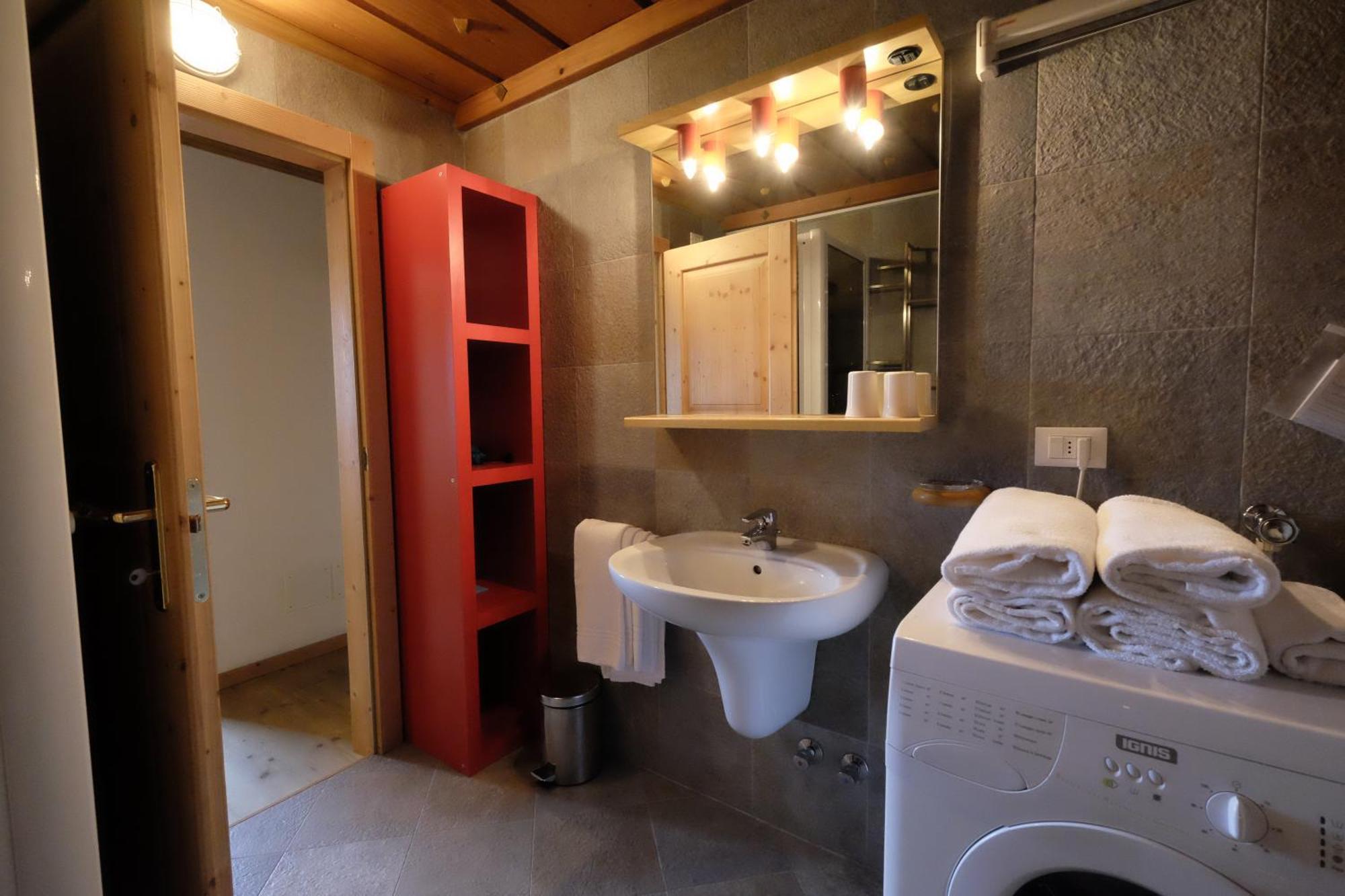 カヴァレーゼ Residenza Bagni & Miramontiアパートホテル エクステリア 写真